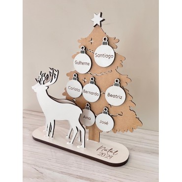 Árvore Natal com renas e bolas personalizadas