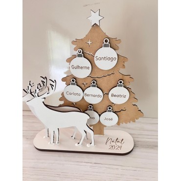Árvore Natal com renas e bolas personalizadas